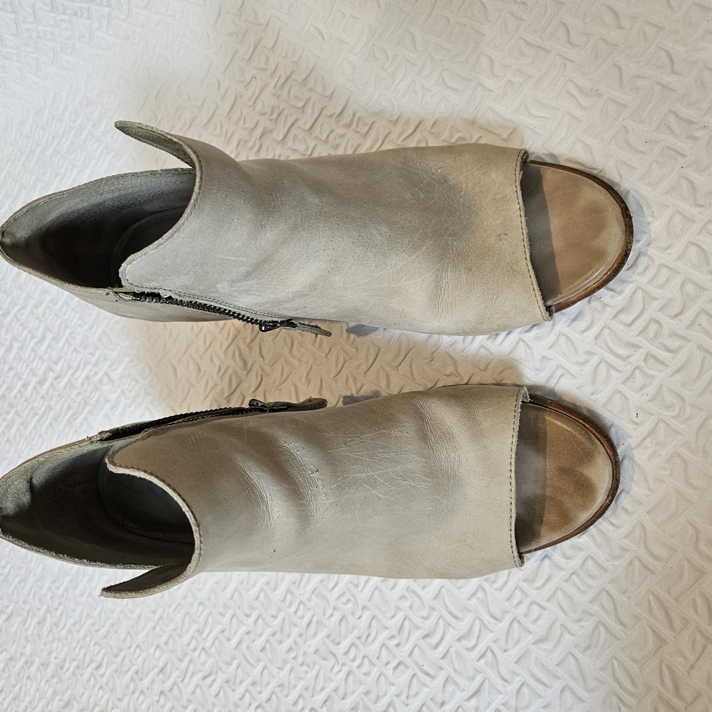 Sorel Tan Ankle Booties with Chunky Heel - Picture 2 of 9